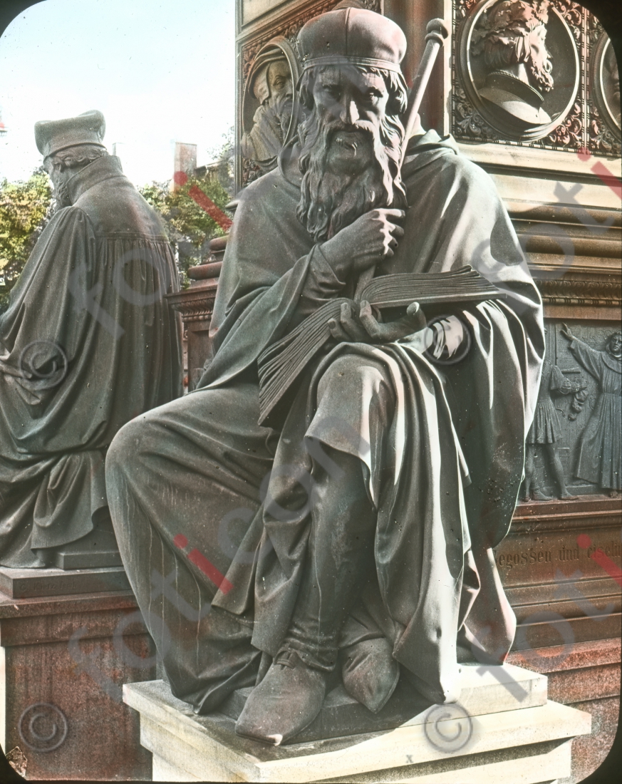 Skulptur des Petrus Waldus | Sculpture of Petrus Waldus - Foto foticon-simon-150-002.jpg | foticon.de - Bilddatenbank für Motive aus Geschichte und Kultur